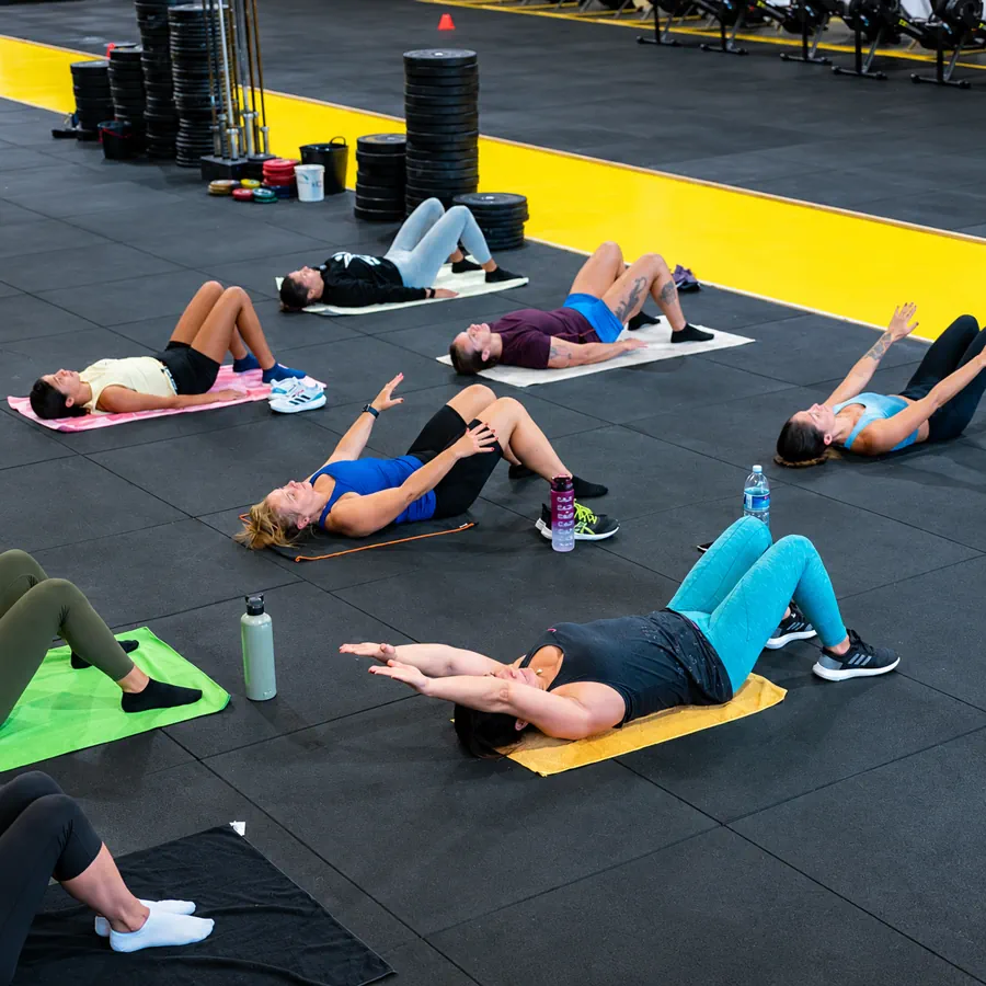 Aula de Pilates em grupo na AVYNT Hybrid Arena