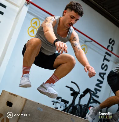 Atleta durante box jump na AVYNT Hybrid Arena