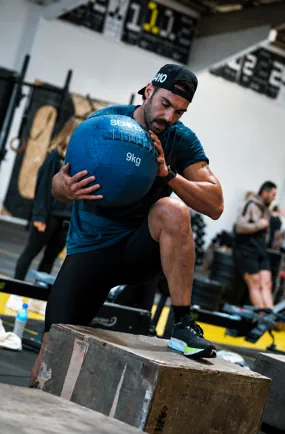 Atleta durante treino com medicine ball na AVYNT Hybrid Arena