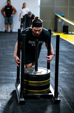 Atleta em treino de sled push na AVYNT Hybrid Arena